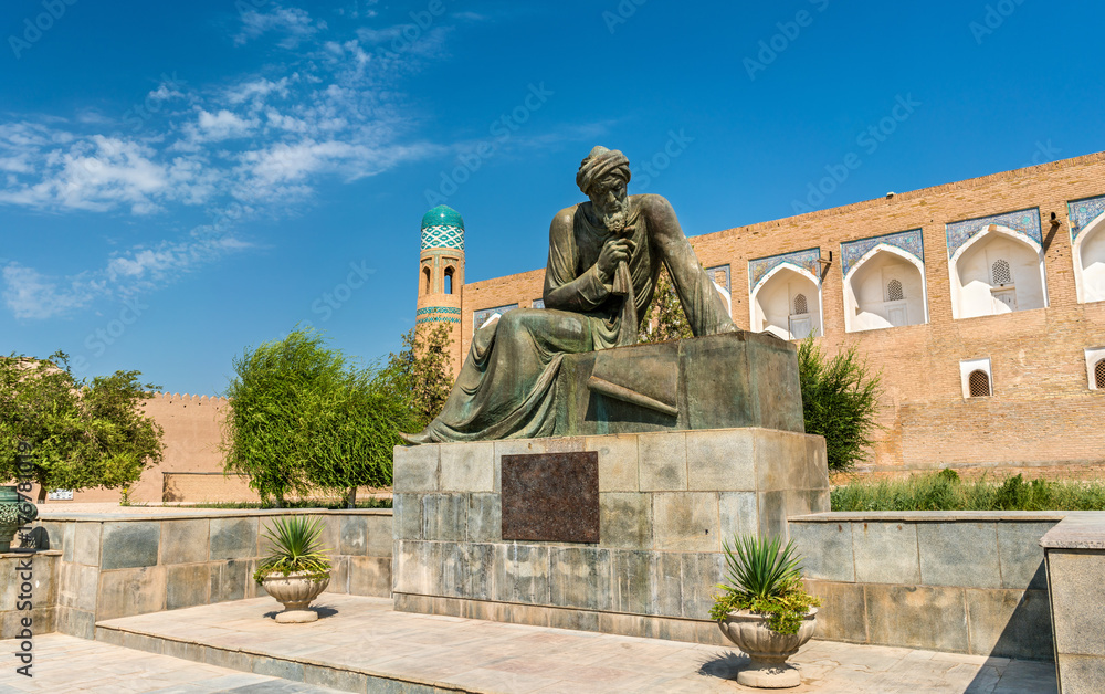 Obraz premium Statue of Al-Khwarizmi in front of Itchan Kala in Khiva, Uzbekistan
