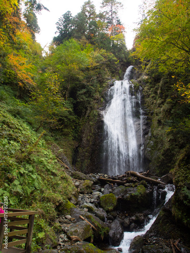 秋田県　抱返り渓谷　回顧の滝　紅葉　秋