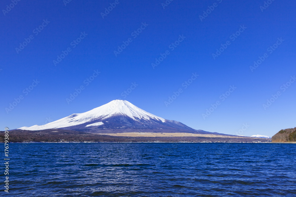 冬の富士山と南アルプス連峰、山梨県山中湖にて