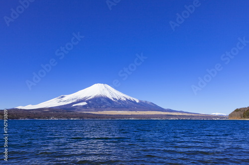 冬の富士山と南アルプス連峰、山梨県山中湖にて