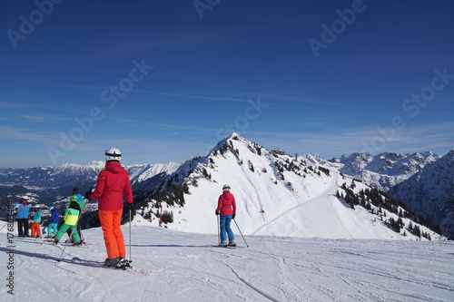 Skipiste mit Skiläufern beim Skifahren