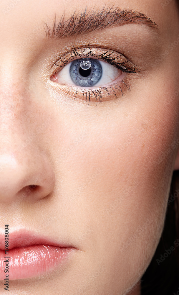 Close-up macroportret van vrouwelijk gezicht en blauw oog. Menselijke vrouw half  gezicht met dag schoonheid make-up. Meisje met perfecte huid en sproeten  #176808004 - Plexiglas