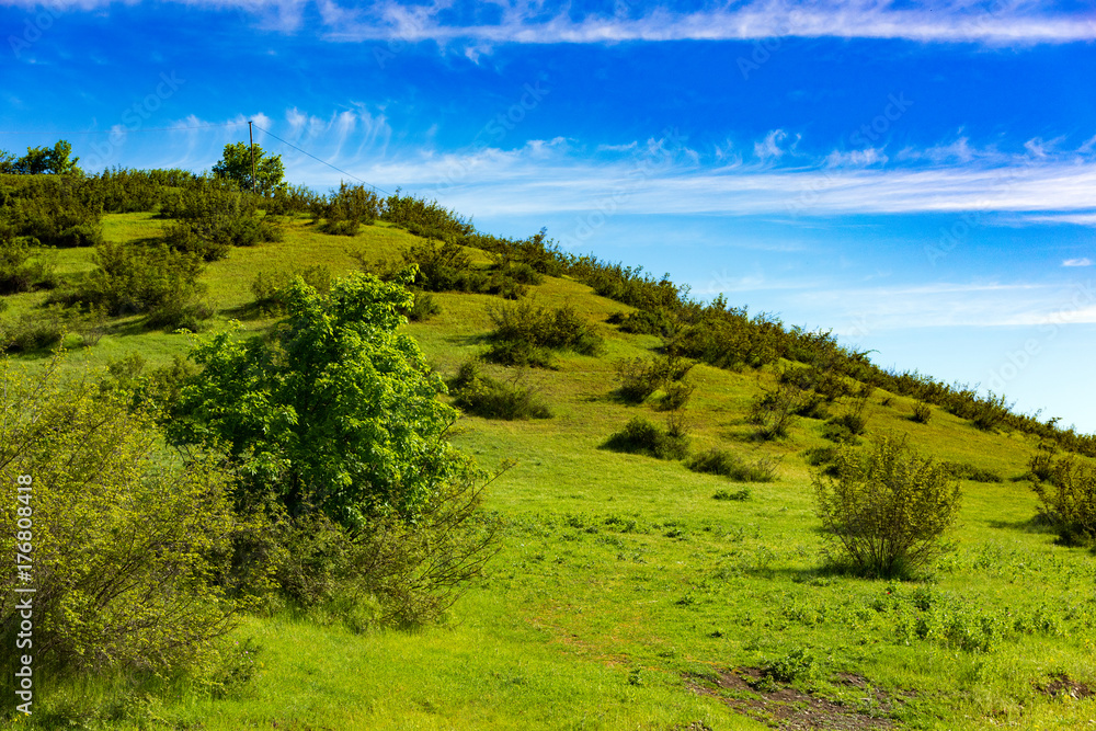 Obraz premium Green hills and blue sky