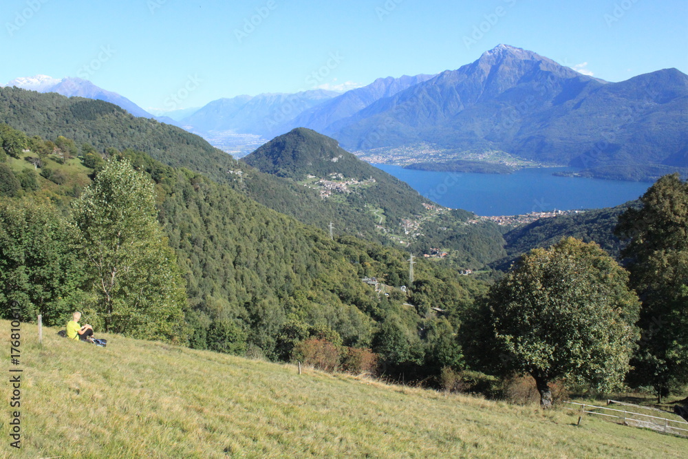 Obraz premium Traumblick über den Comer See zum Monte Legnone, davor der Monte Sasso Pelo