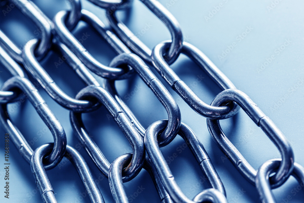 Fototapeta premium Detailed closeup lots of silver chains