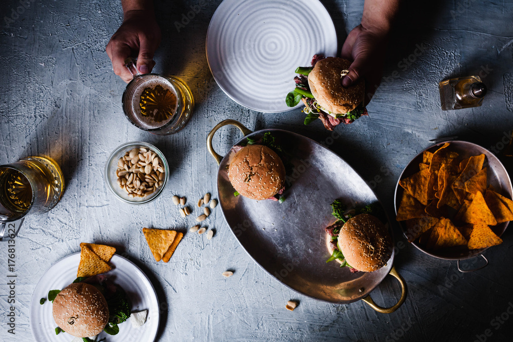 Table bar drinking beer eating hamburger beef skirts veggies burger