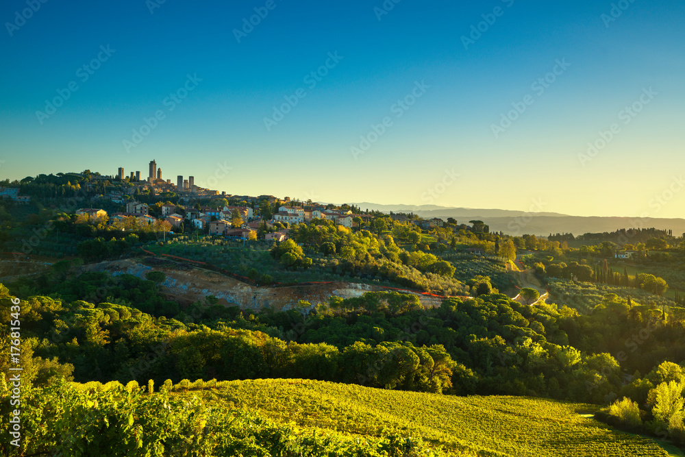 Fototapeta premium San Gimignano panoramiczne średniowieczne miasto wieże i winnice. Toskania, Włochy