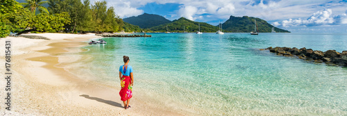 Fotografia Travel tourist woman at French Polynesia beach on Huahine island cruise excursion on Tahiti holiday vacaton