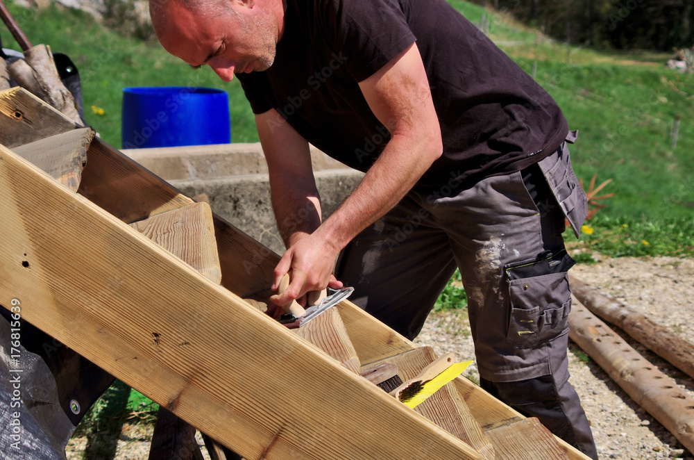 artisan au travail - rénovation d'escalier en bois