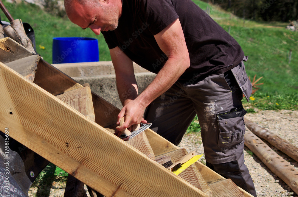 artisan au travail - rénovation d'escalier en bois artisan au travail - rénovation d'escalier en bois
