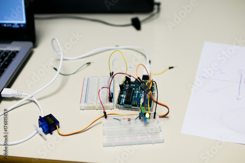 Circuit for a servomotor built for educational purposes. A programmed microcontroller manages the position of a servomotor, on a sheet are indicated the rotation angles of the servomotor arm photo