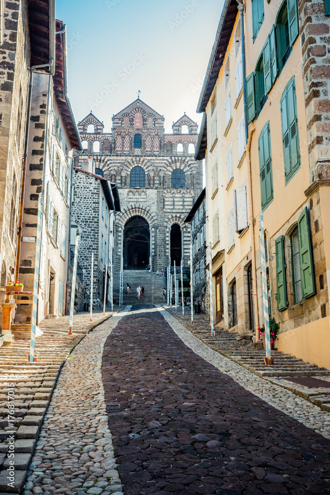 Fototapeta premium La Cathédrale Notre-Dame-du-Puy et la rue principale du chemin de Compostelle