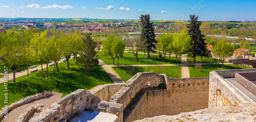 Fotografie Park surrounding the castle of zamora,Spain
