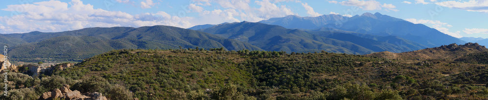 Mont Canigou et chaîne des Pyrénées Orientales