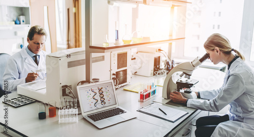 Konstfotografi Laboratory scientists working