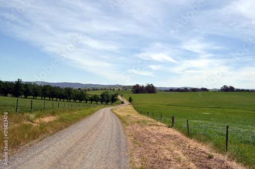 Foto The dirt road in a farm, Victoria, Australia