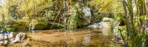 Fototapeta Naklejka Na Ścianę i Meble -  small idyllic pond in the autumn forest
