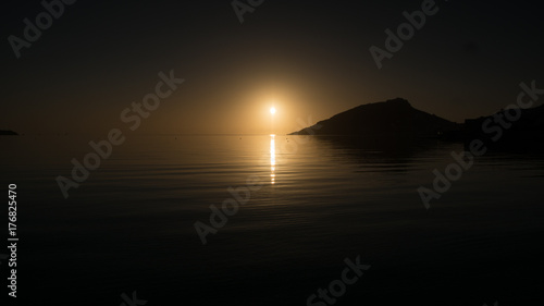 Lever de soleil sur la mer photo