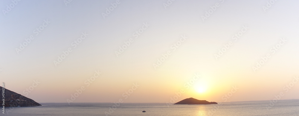 Lever de soleil derriere une ile Lever de soleil derriere une ile