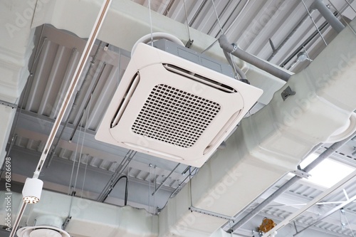 건물에 설치된 냉난방기 에어컨