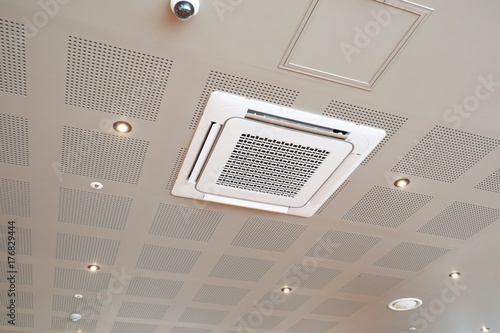 Ceiling mounted air conditioning system 
