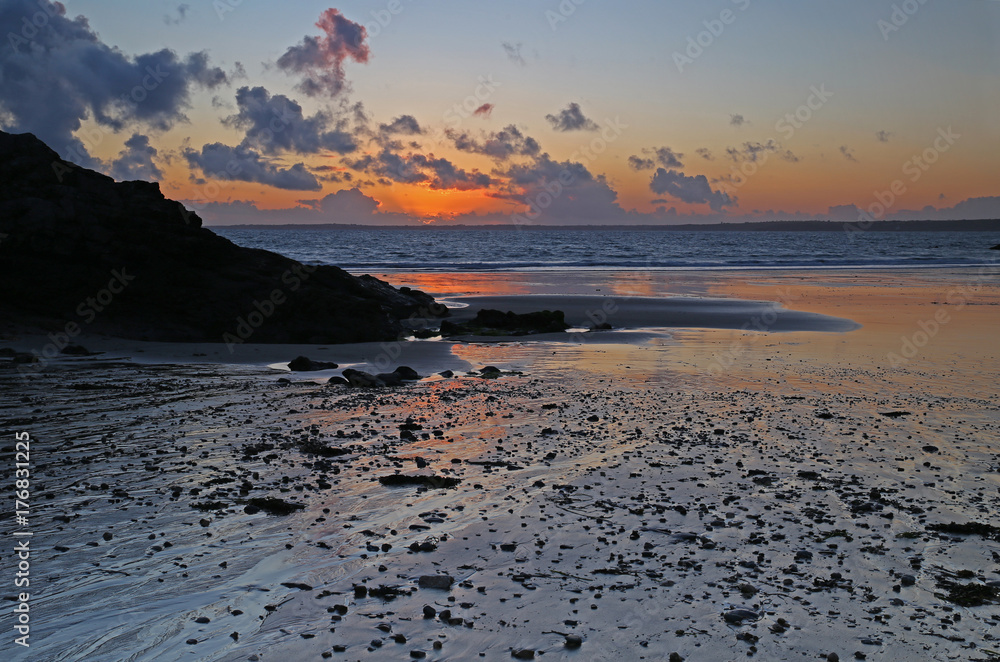 Sonnenuntergang am Strand von Trez Rouz bei Camaret-sur-Mer, Crozon-Halbinsel, Finistere, Bretagne, Frankreich