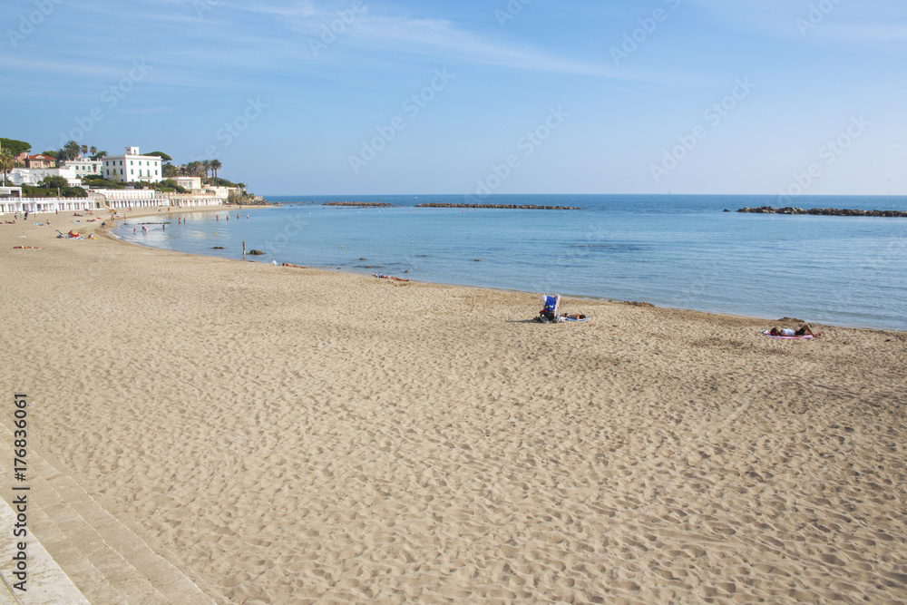 Vista panoramica della spiaggia e della costa di Santa Marinella, vicino Roma in Italia. A mare ci sono poche persone in questa ultima domenica d'estate.