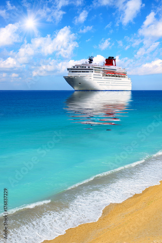 Canvas-taulu Big cruise liner moored in Mediterranean sea.