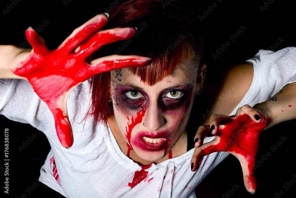 Fototapeta premium Blutverschmierte Frau