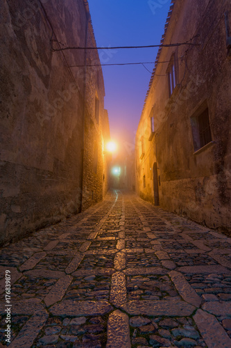 Foto Un vicolo caratteristico del borgo medievale di Erice al calar della sera, Sicil