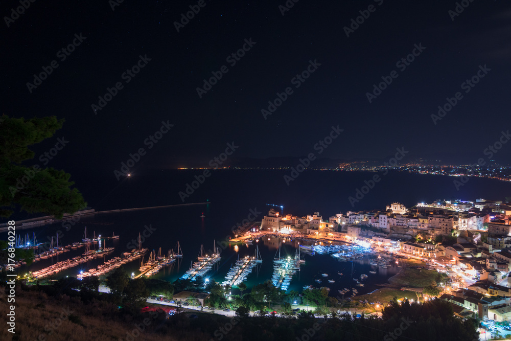 Fototapeta premium Vista notturna di Castellammare del Golfo, provincia di Trapani IT 