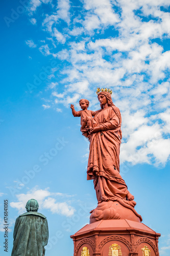 La statue Notre-Dame de France sur le rocher Corneille au Puy-en-Velay