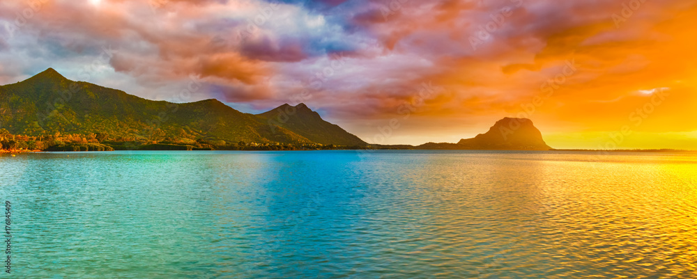 Fototapeta premium Niesamowity krajobraz. Le Morne Brabant o zachodzie słońca. Mauritius. Panorama