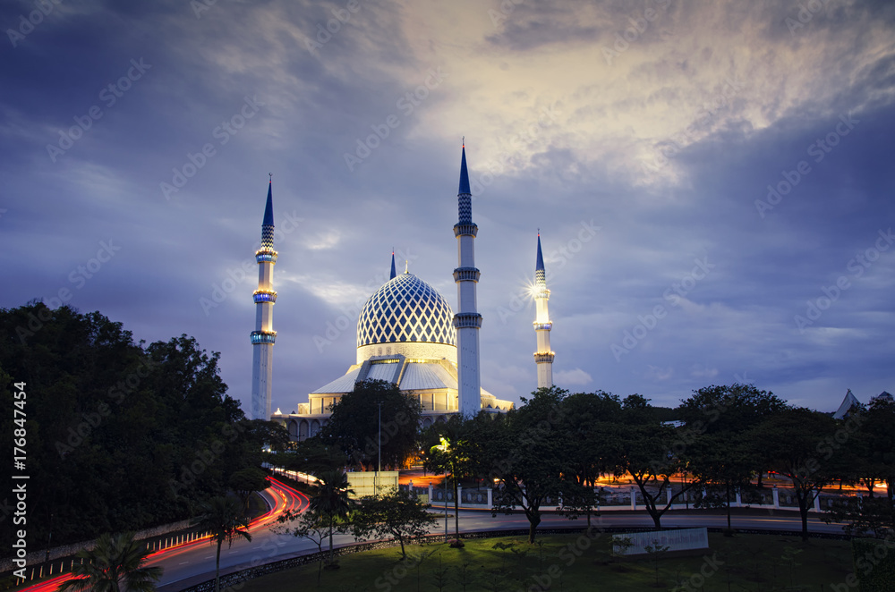 Naklejka premium The beautiful Sultan Salahuddin Abdul Aziz Shah Mosque over stunning sunrise background. soft focus due to long exposure shot.