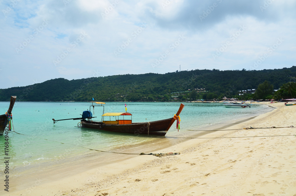 Longtail Boat am thailändischen Strand