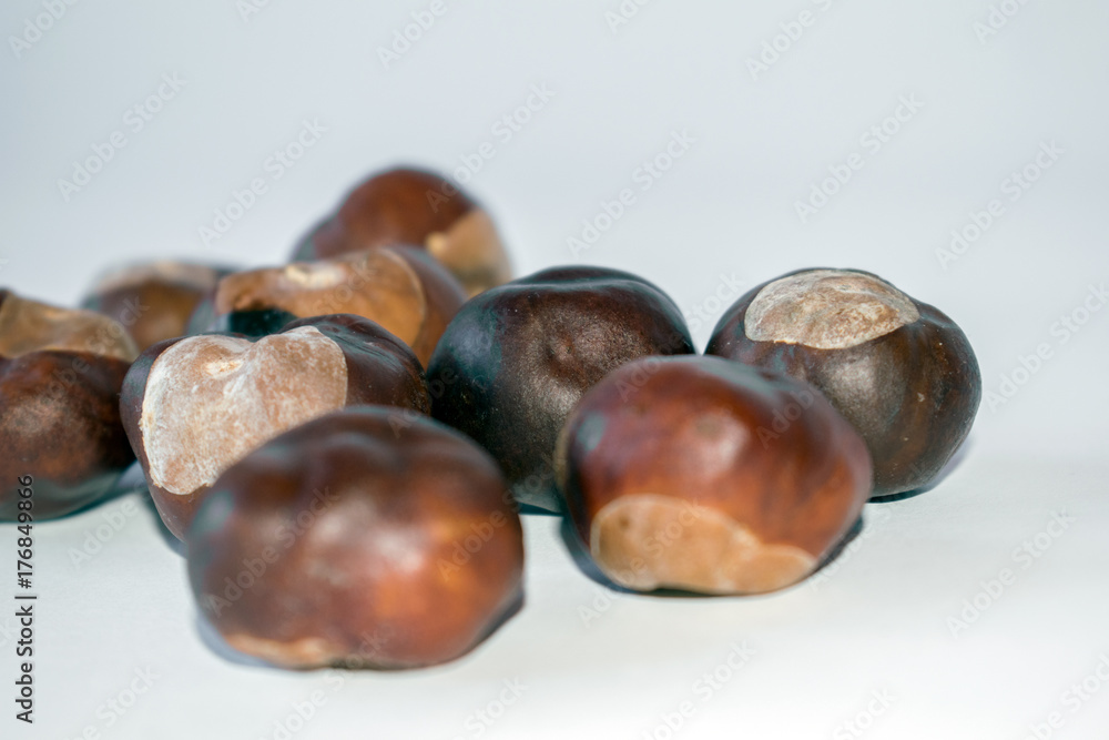Obraz premium Fresh chestnuts on white background