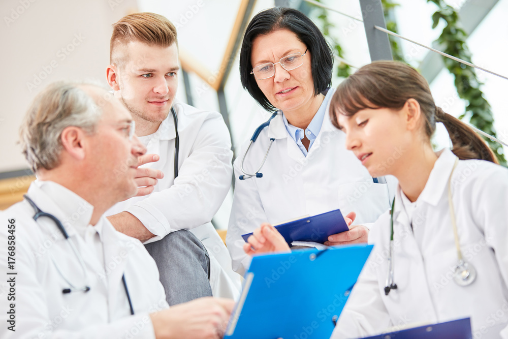 Erfahrene Ärzte und Ärzte in Ausbildung als Team Erfahrene Ärzte und Ärzte in Ausbildung als Team