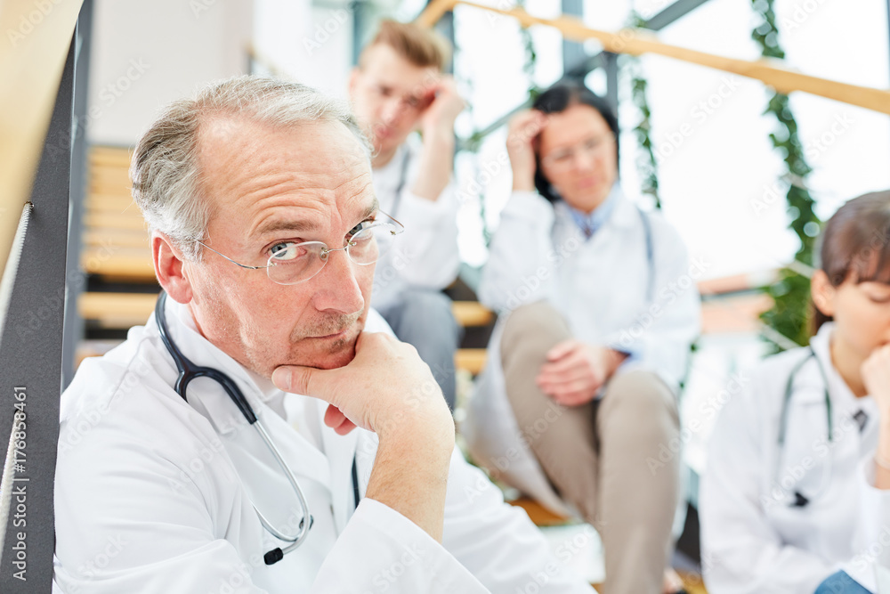 Obraz premium Arzt denkt über ein medizinisches Problem nach