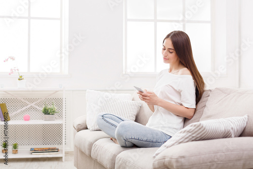 Young women at home chatting online © Prostock-studio