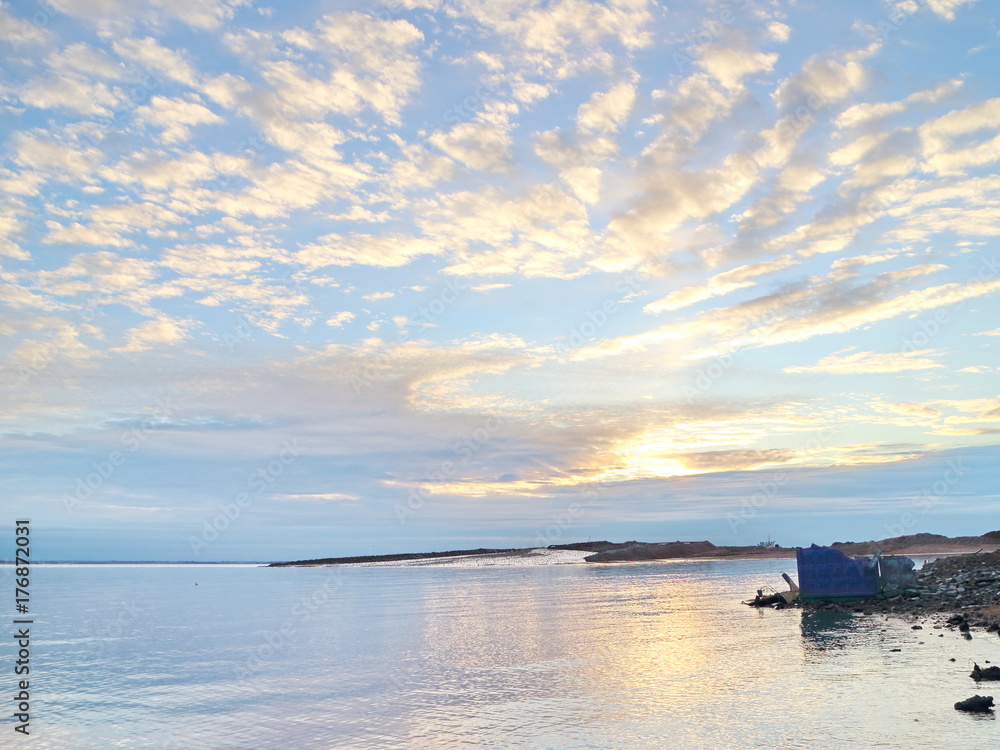 Obraz premium autumn sunset on the sea coast in the city