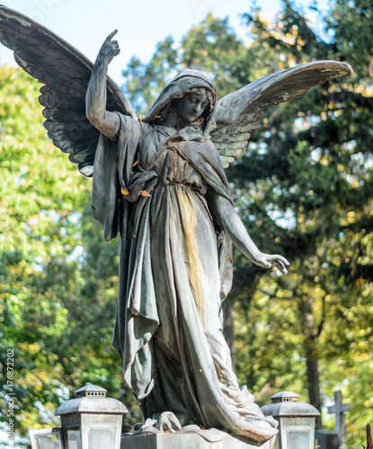 Canvas Print Angel Statue at cemetery Vienna, Austria