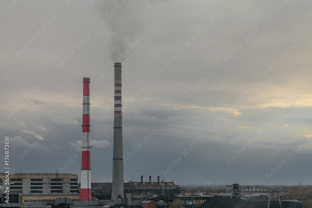 Obraz premium the pipes of a large plant smoke in the sky