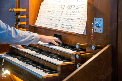 Close up view of a organist playing a pipe organ