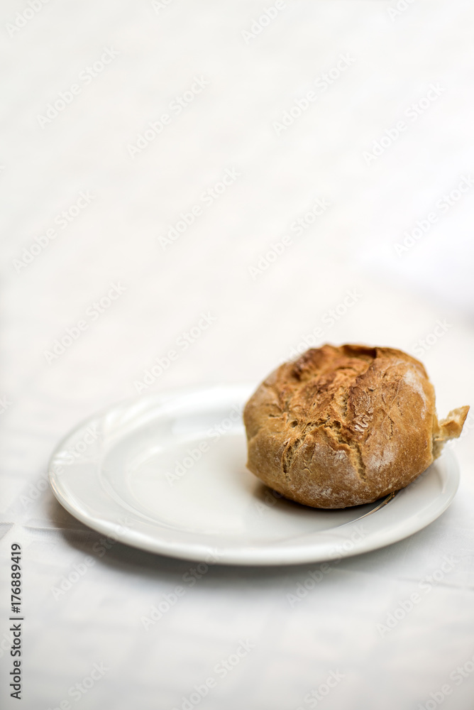 Naklejka premium Small Bread on White Plate, space for text