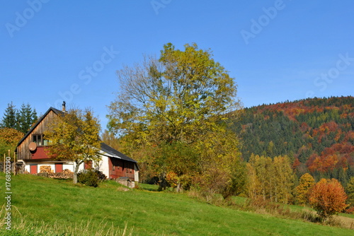 Wiejski dom w górach © bnorbert3