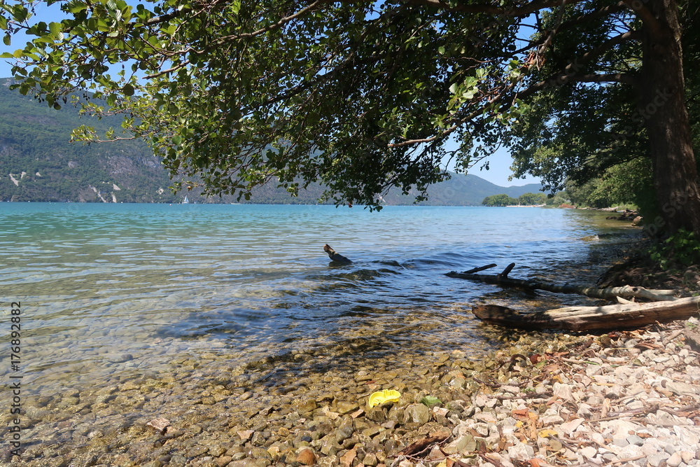 Le Lac d'Aix-les-Bains avec vue sur la montagne Le Lac d'Aix-les-Bains avec vue sur la montagne