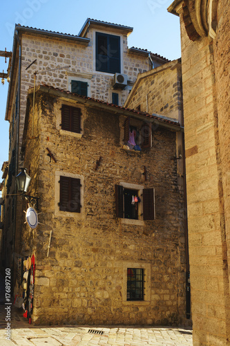 Fototapeta Naklejka Na Ścianę i Meble -  Narrow streets of the ancient city-fortress of the Mediterranean. Travel to Montenegro, Kotor.