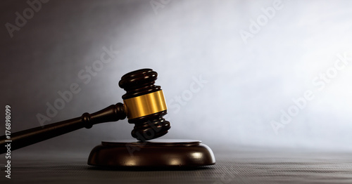 Foto Judge or auction gavel on a dark background