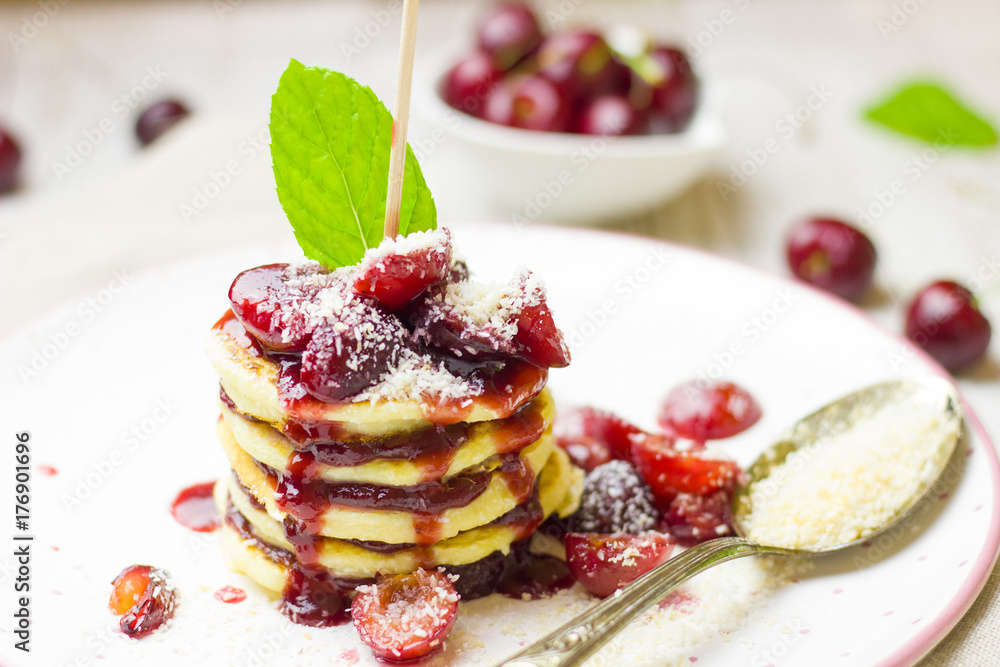 Pancakes mit Kirschenragout un Kokos Pancakes mit Kirschenragout un Kokos