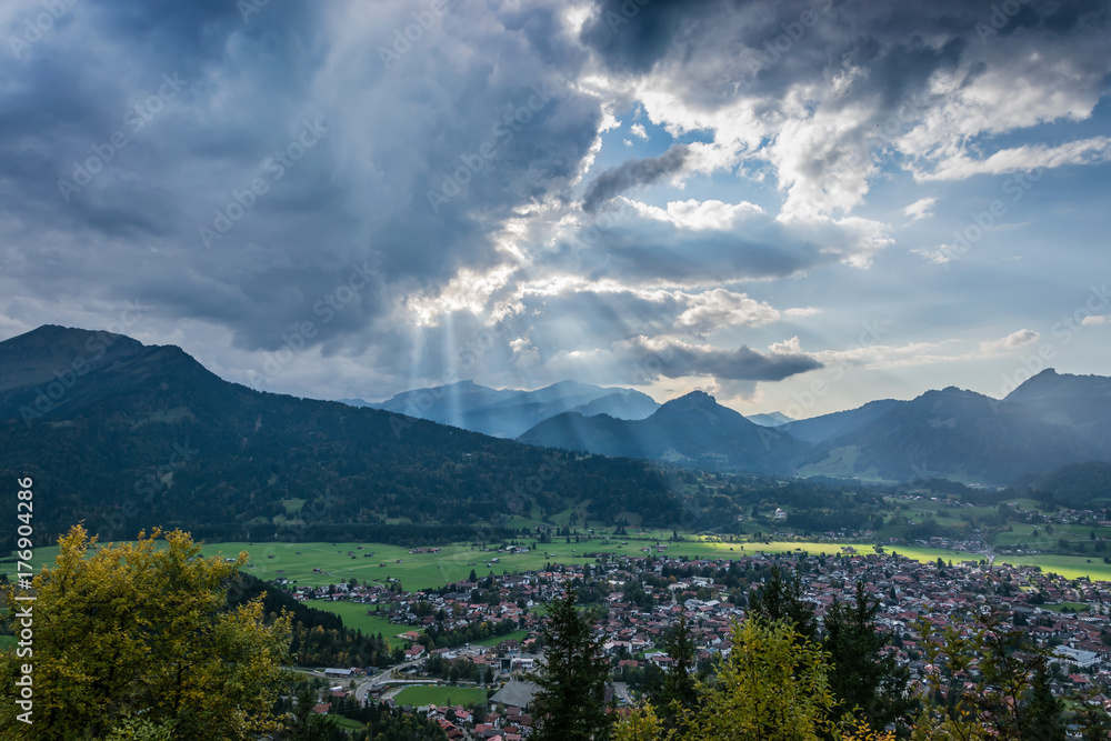 Obraz premium die Sonnenstrahlen der Sonne über das Bergdorf